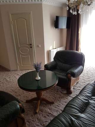 Отель Mon Ami Hotel Ивано-Франковск Люкс с кроватью размера «king-size» и балконом-2