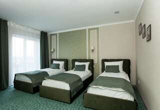 Отель Mon Ami Hotel Ивано-Франковск Трехместный номер с балконом-6
